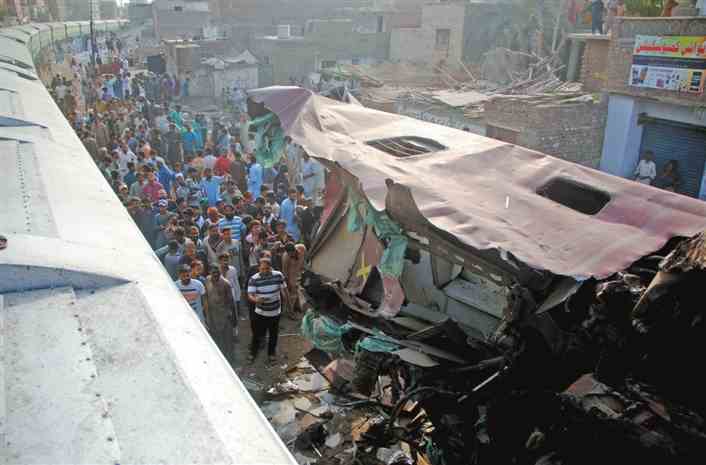 巴基斯坦南部两火车相撞致3死多伤